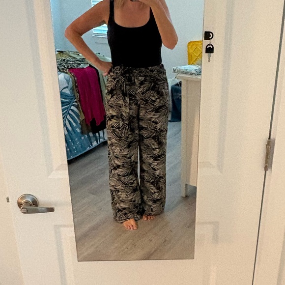 Stylish Black and White tropical print Women's Pants - Picture 1 of 2